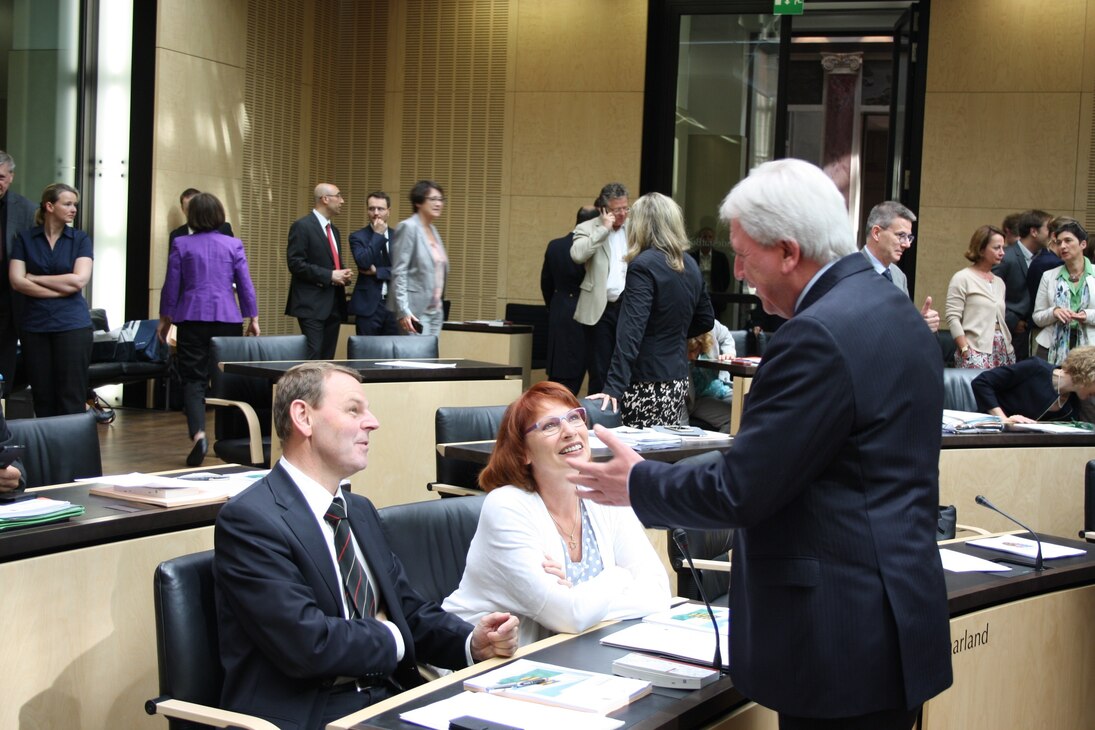 Staatsminister Fritz Jaeckel, Staatsministerin Petra Köpping und Ministerpräsident Volker Bouffier im Gespräch 