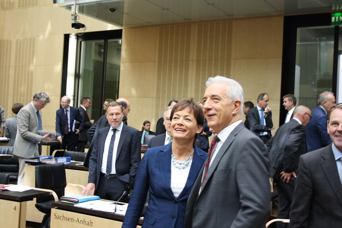 Ministerpräsident Stanislaw Tillich mit Staatsministerin Lucia Puttrich im Gespräch