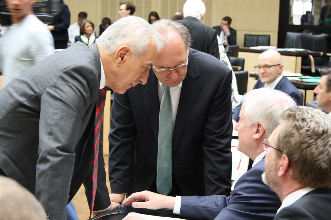 Ministerpräsident Stanislaw Tillich im Gespräch mit Ministerpräsident Reiner Haseloff und Ministerpräsident Horst Seehofer