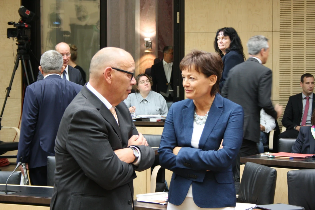 Staatssekretär Erhard Weimann im Gespräch mit Staatsministerin Lucia Puttrich