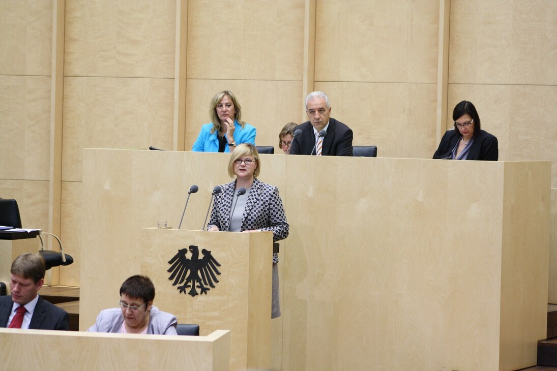 Ministerpräsident Stanislaw Tillich leitet die Sitzung des Bundesrates