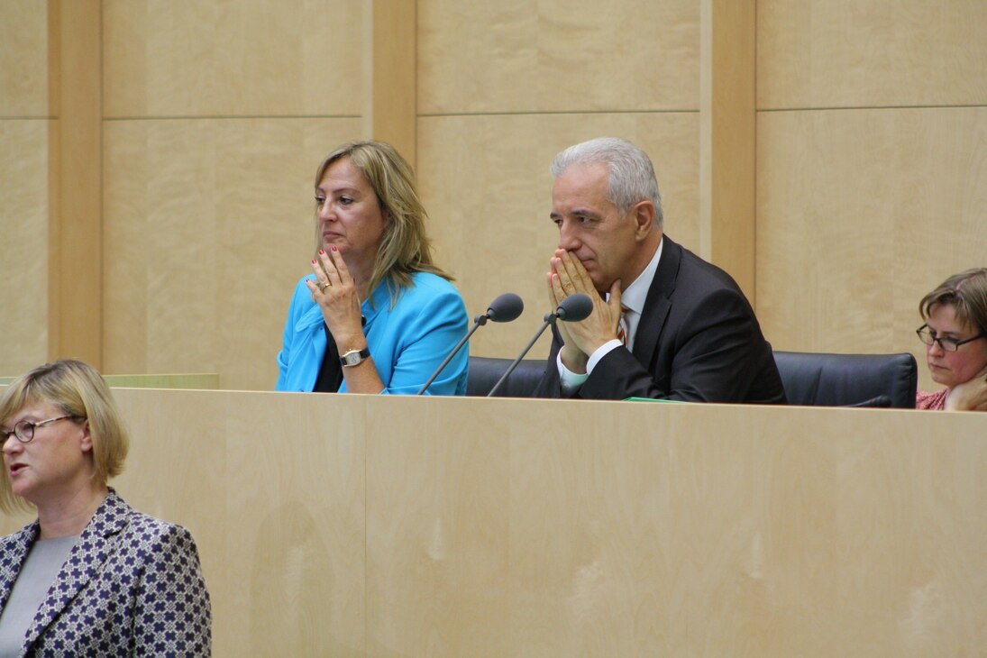 Ministerpräsident Stanislaw Tillich leitet die Sitzung des Bundesrates