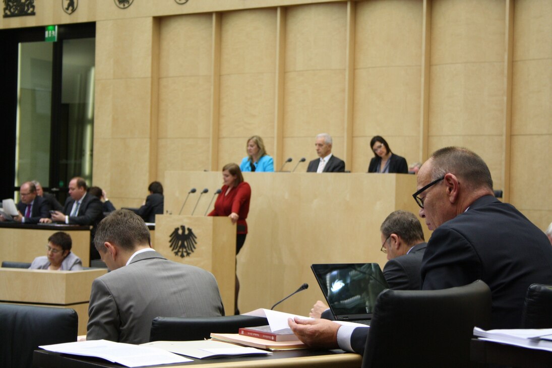 Ministerpräsident Stanislaw Tillich leitet die Bundesratssitzung