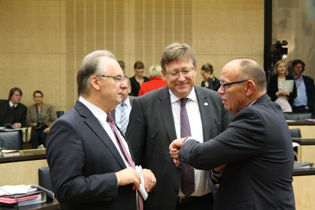 Staatssekretär Weimann im Gespräch mit Ministerpräsident Reiner Haseloff und Staatssekretär Jürgen Lennartz