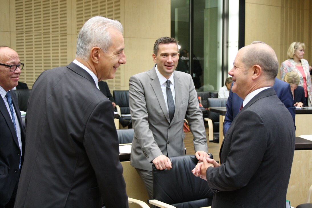 Ministerpräsident Stanislaw Tillich im Gespräch mit Staatsminister Martin Dulig und dem Ersten Bürgermeister Olaf Scholz