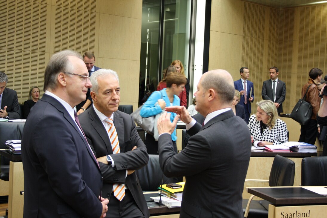 Ministerpräsident Stanislaw Tillich im Gespräch mit dem Ersten Bürgermeister Olaf Scholz und Ministerpräsident Reiner Haseloff