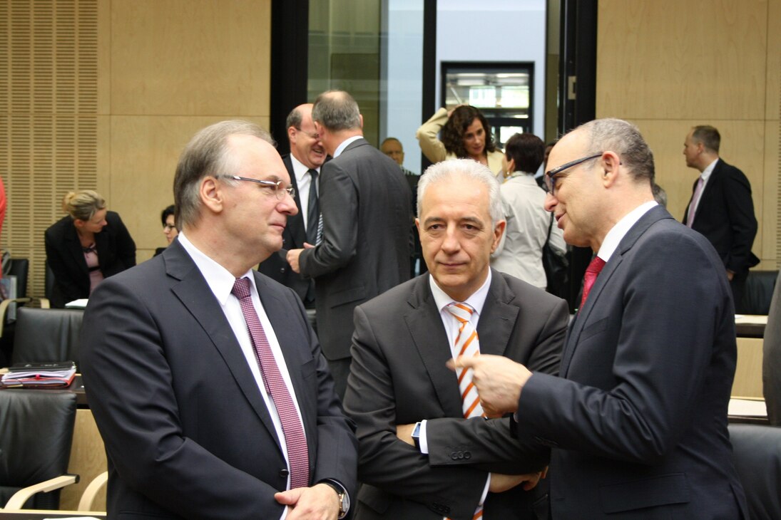 Ministerpräsident Stanislaw Tillich im Gespräch mit Ministerpräsident Reiner Haseloff und Ministerpräsident Erwin Sellering