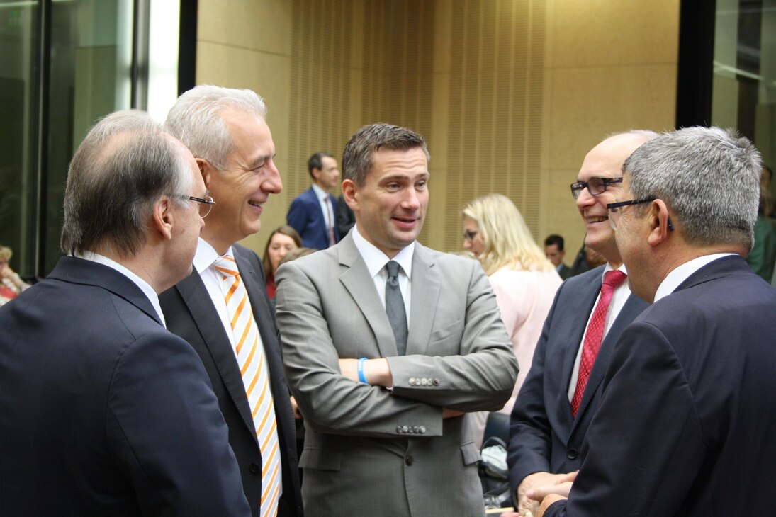 Ministerpräsident Stanislaw Tillich im Gespräch mit Ministerpräsident Reiner Haseloff, Staatsminister Martin Dulig, Minister Lorenz Caffier und Ministerpräsident Erwin Sellering