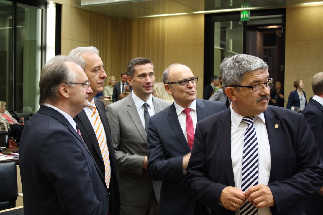 Ministerpräsident Stanislaw Tillich im Gespräch mit Ministerpräsident Reiner Haseloff, Staatsminister Martin Dulig, Minister Lorenz Caffier und Ministerpräsident Erwin Sellering