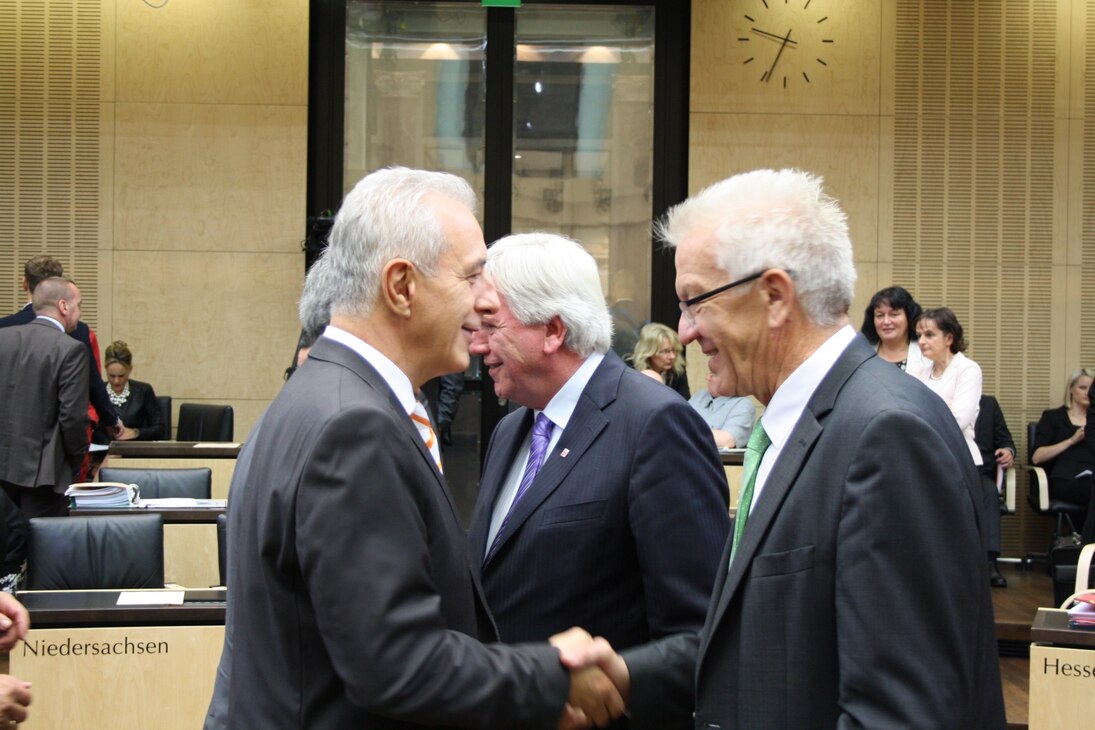 Ministerpräsident Stanislaw Tillich im Gespräch mit Ministerpräsident Winfried Kretschmann 