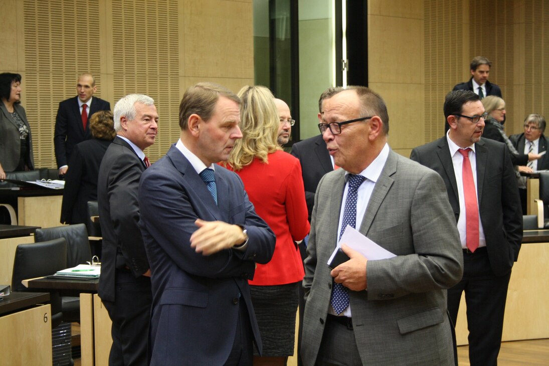 Staatsminister Fritz Jaeckel im Gespräch mit Staatssekretär Erhard Weimann