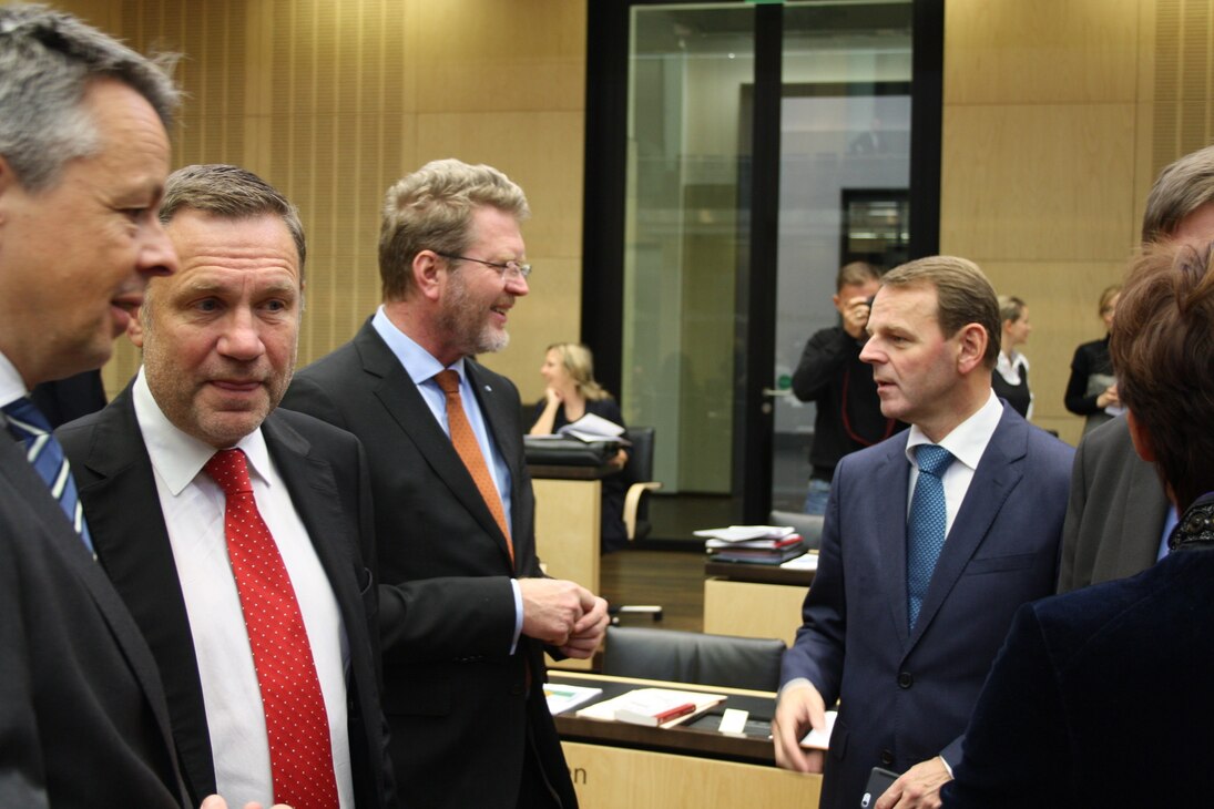Staatsminister Fritz Jaeckel im Gespräch mit Staatsminister Marcel Huber