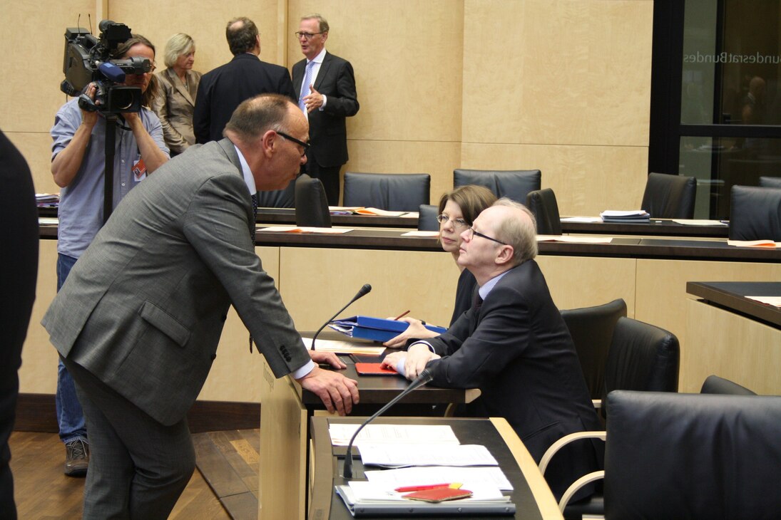 Staatssekretär Erhard Weimann im Gespräch mit Dienststellenleiter Raimund Grafe