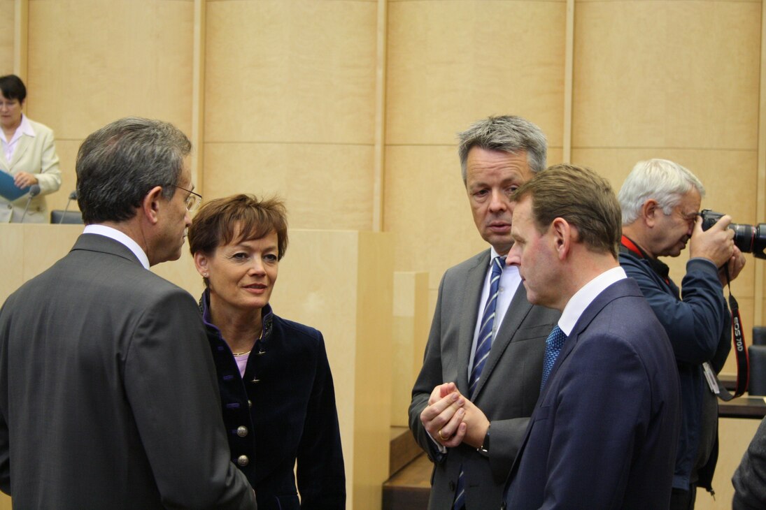 Staatsministerin Lucia Puttrich und Staatsminister Fritz Jaeckel im Gespräch