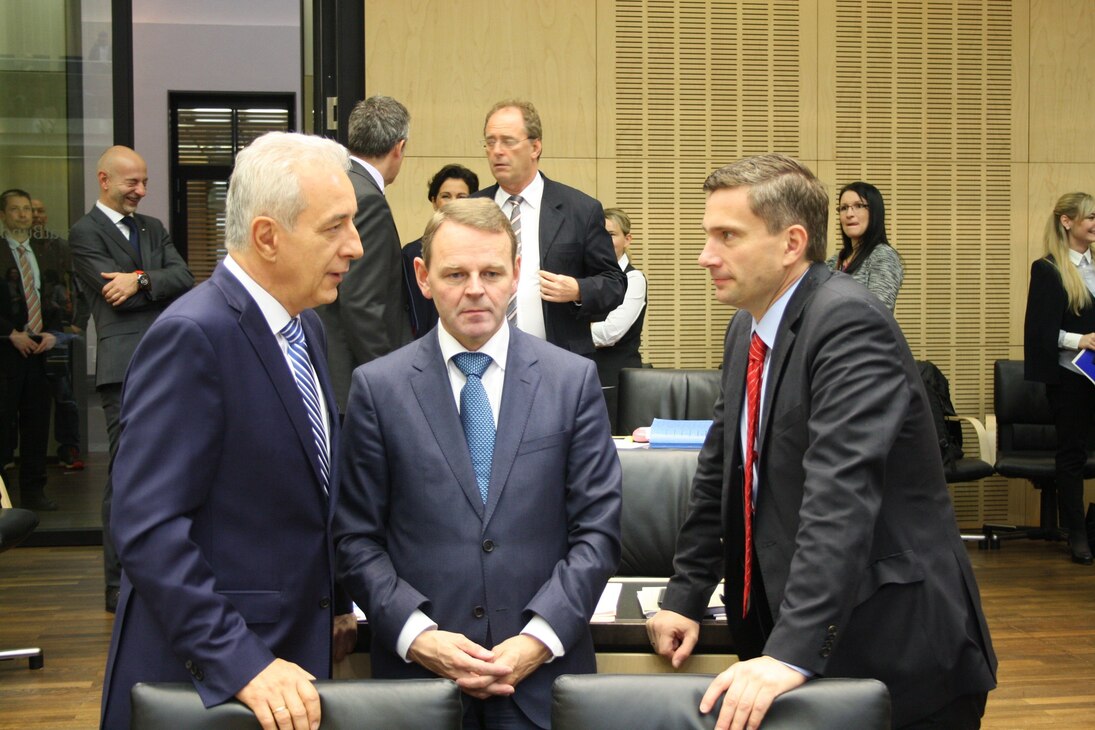Ministerpräsident Stanislaw Tillich im Gespräch mit Staatsminister Fritz Jaeckel und Staatsminister Martin Dulig