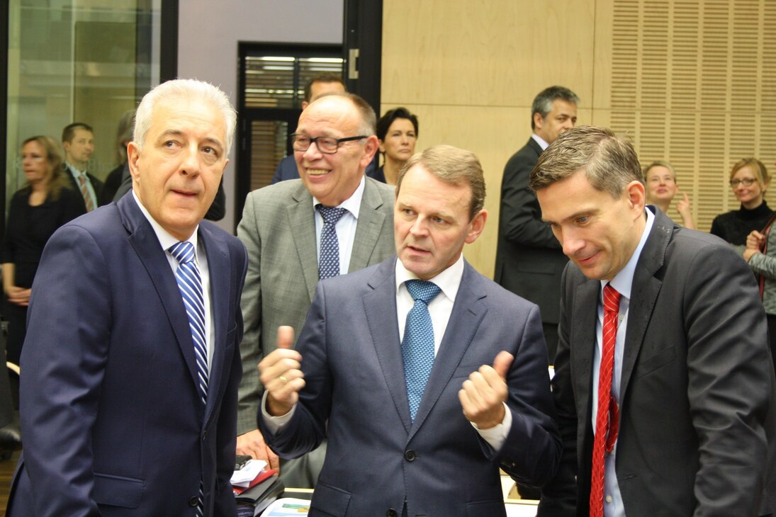 Ministerpräsident Stanislaw Tillich im Gespräch mit Staatsminister Fritz Jaeckel und Staatsminister Martin Dulig