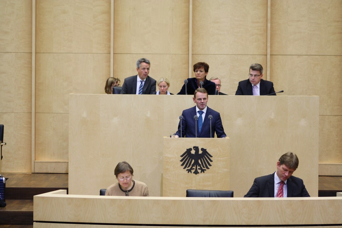 Staatsminister Fritz Jaeckel bei seiner Rede zum Jahressteuergesetz im Bundesrat