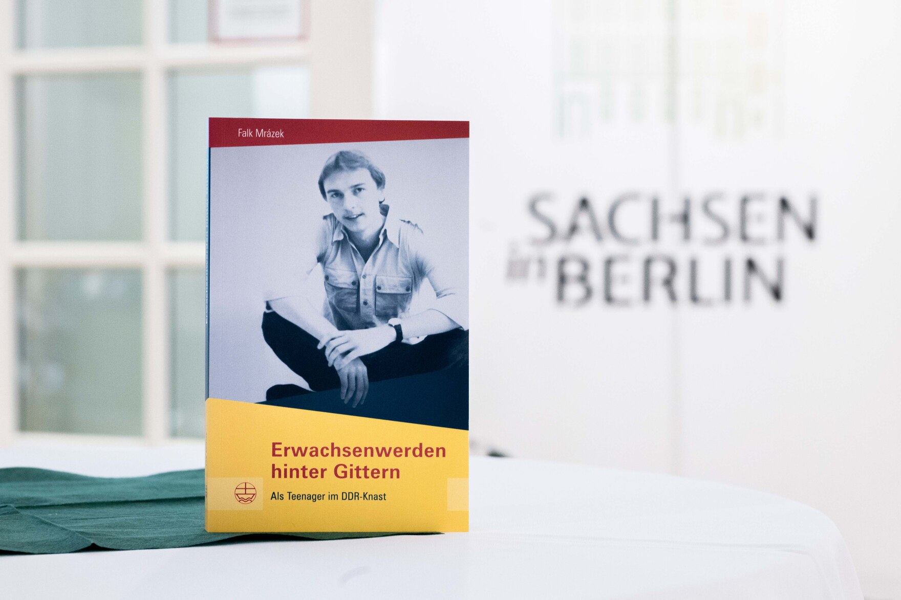 Ein Buch mit dem Titel »Erwachsenwerden hinter Gittern. Als Teenager im DDR-Knast«