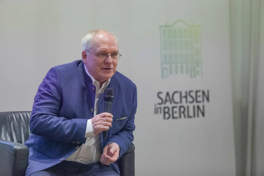 Ein Mann spricht in ein Mikrofon.