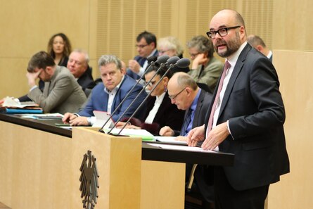 Person am Rednerpult