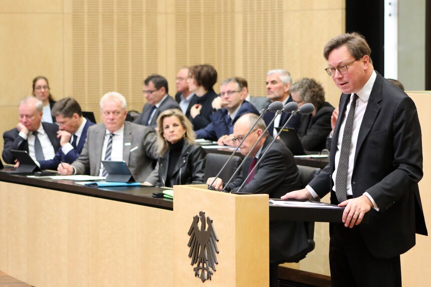 Person am Rednerpult