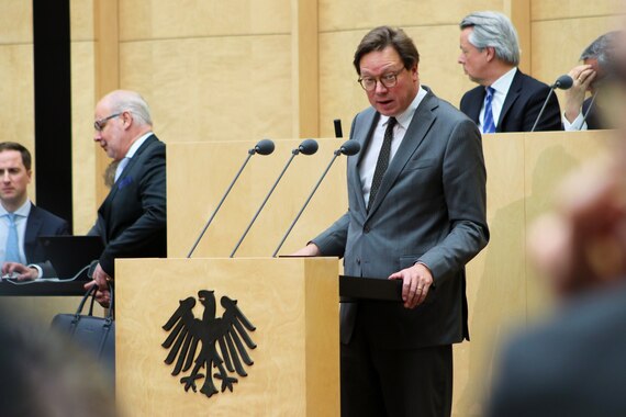 Person am Rednerpult