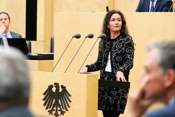 Frau spricht am Rednerpult