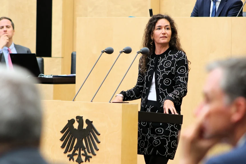 Frau spricht am Rednerpult