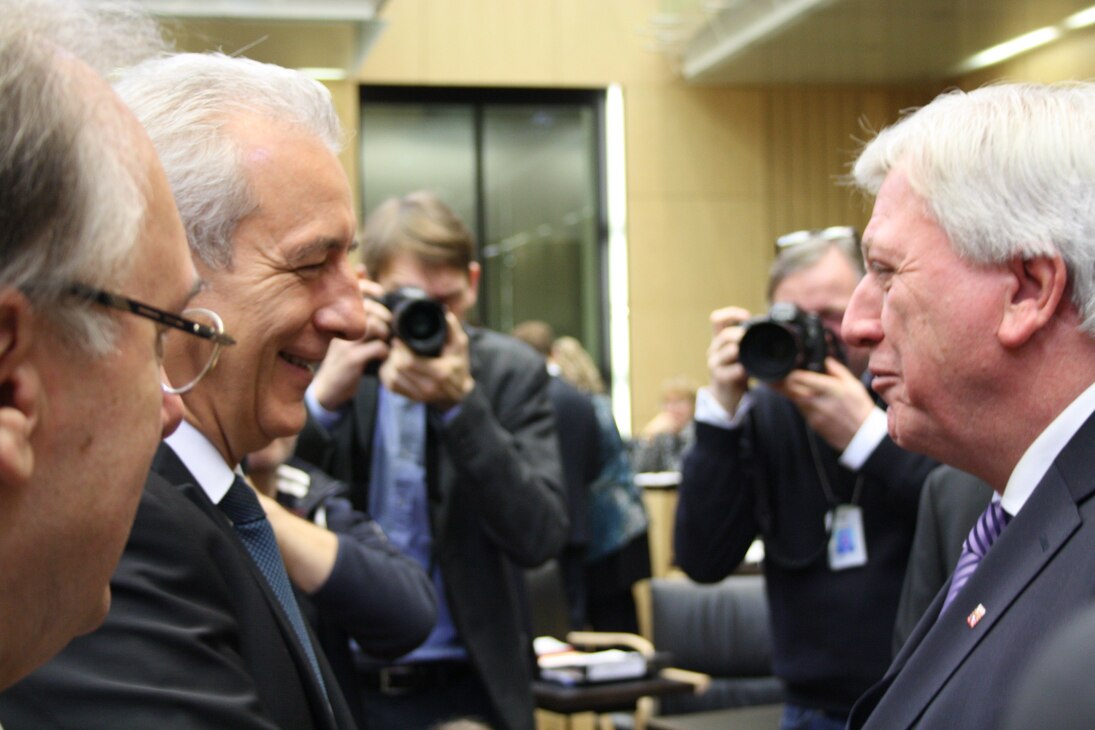 Bundesratspräsident Tillich (l.) gratuliert Ministerpräsident Bouffier (r.) zum Geburtstag