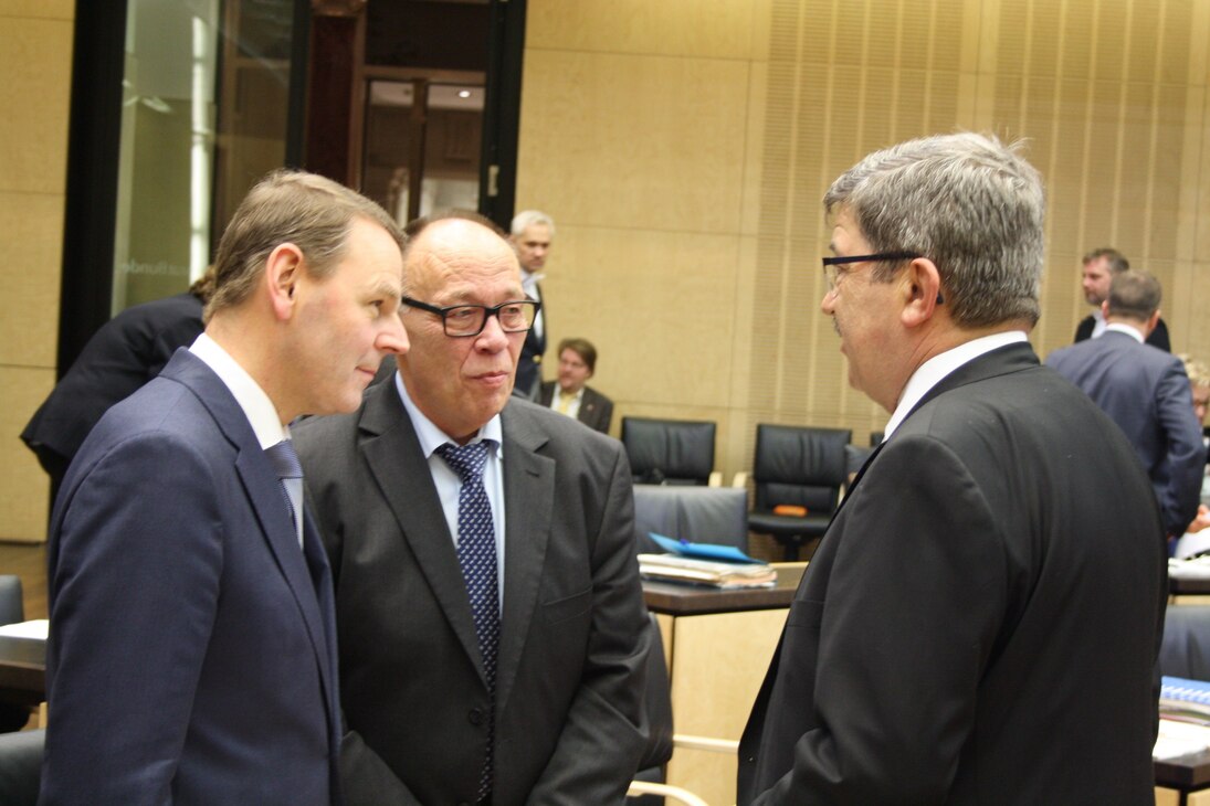 Staatsminister Dr. Jaeckel (l.), Staatssekretär Weimann (M.) und der Minister Caffier (r.)