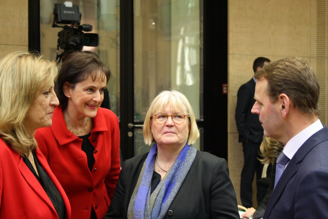 Bundesratsdirektorin Dr. Rettler (l.), Staatssekretärin Dr. Zinnow (2.v.l.) und Staatsminister Dr. Jaeckel (r.)