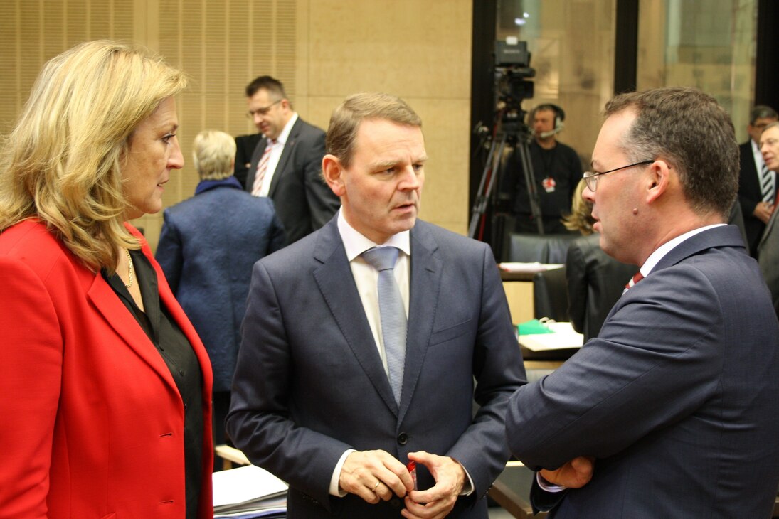 Bundesratsdirektorin Dr. Rettler (l.), Staatsminister Dr. Jaeckel (M.) und Minister Dr. Friedrich (r.)