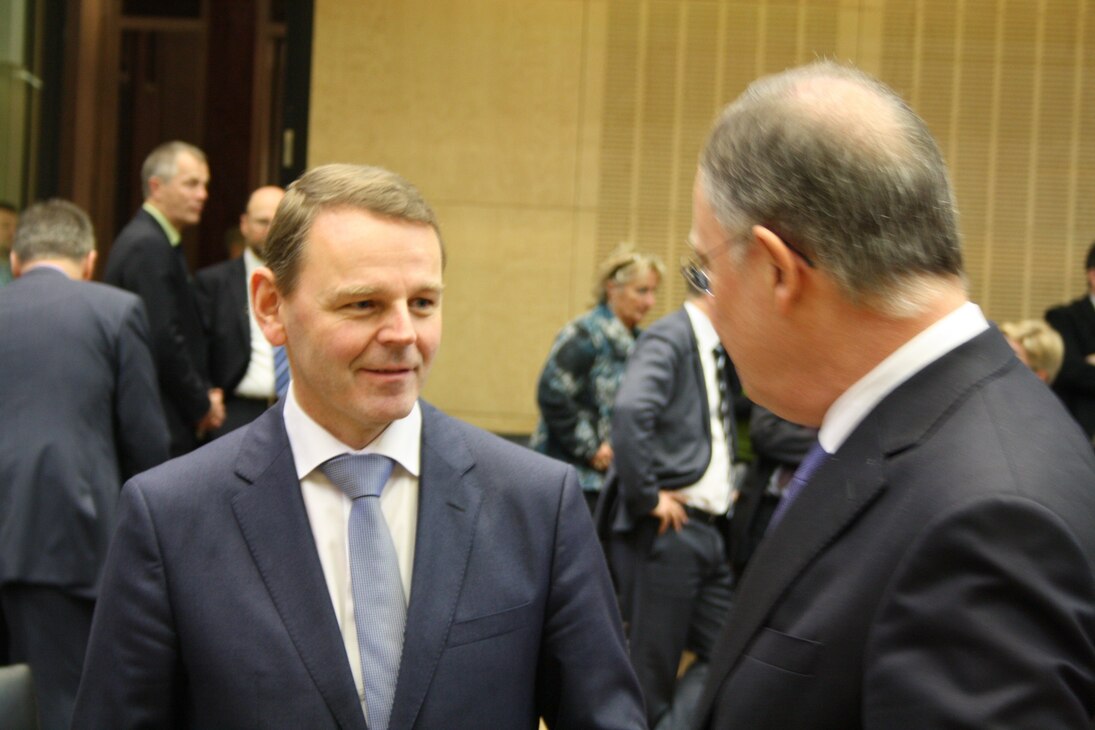 Staatsminister Dr. Jaeckel (l.) und Ministerpräsident Weil (r.)