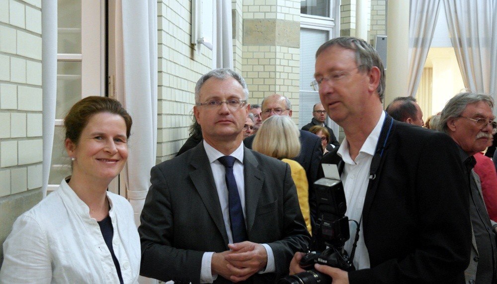 Ine Dippmann (li.), 1. Vorsitzende des DJV Sachsen, Peter Stawowy (M.), Blogger und Medienjournalist Dresden, und ein Fotograf (r.)