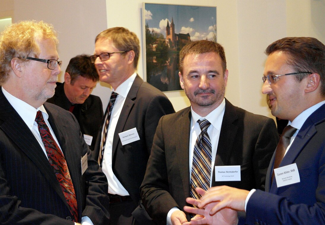 Dr. Nathan Myhrvold, Thomas Hermsdorfer (SET Technology GmbH) und Carsten Körber MdB im Austausch