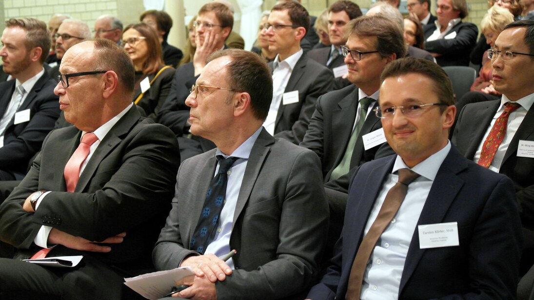 Interessiert im Auditorium: die Staatssekretäre Weimann und Dr. Mangold sowie MdB Körber
